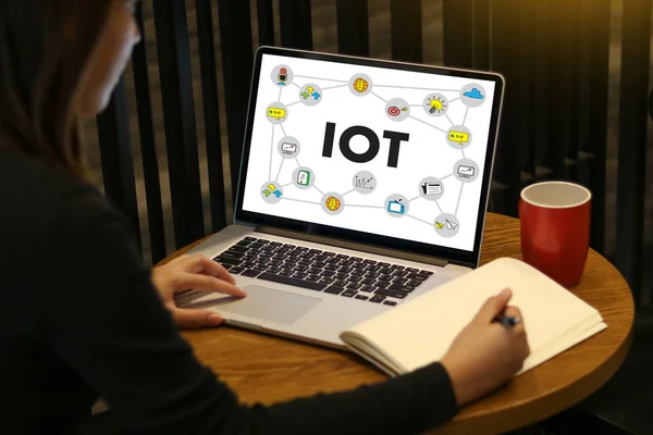 Iot 비즈니스 맨 손으로 작업 및 것의 인터넷 (Iot) 단어 — 스톡 사진