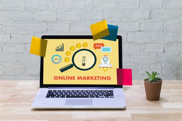 ONLINE MARKETING man on computer Advertisement Social On line Ma — Stock Photo, Image