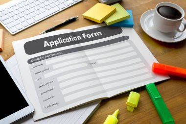 dizüstü bilgisayar üzerinde çalışan iş adamı kullanın Online Web iş uygulamaları