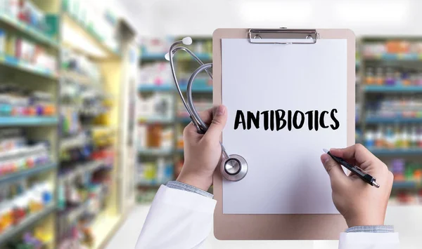 Antibiotika och antibiotika - tryckt diagnos mix terapi drog — Stockfoto