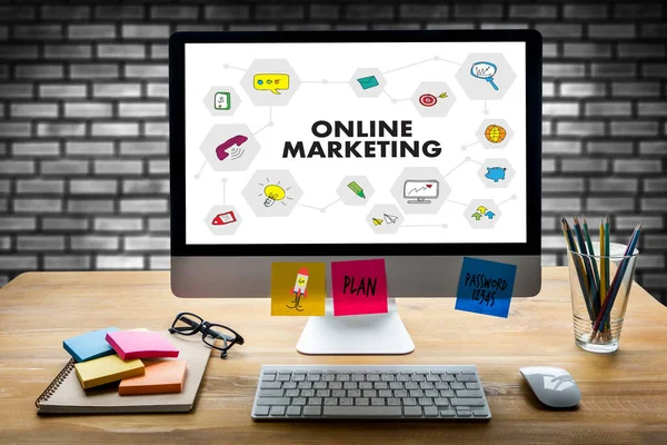 ONLINE MARKETING man on computer Advertisement Social On line Ma — Stock Photo, Image