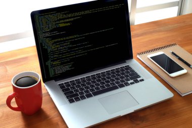 Geliştirici ekibi dizüstü bilgisayar mobil uygulama Softwa çalışıyor