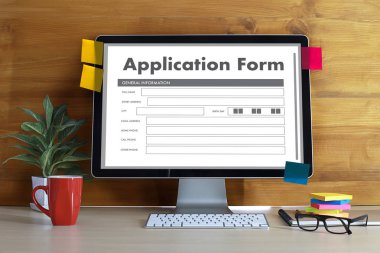 dizüstü bilgisayar üzerinde çalışan iş adamı kullanın Online Web iş uygulamaları