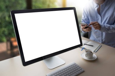 genç adam işadamı bl bir masaüstü bilgisayar kullanarak çalışma