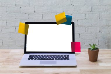 Çalışma alanı arka plan boş c ile dizüstü bilgisayarda yeni proje