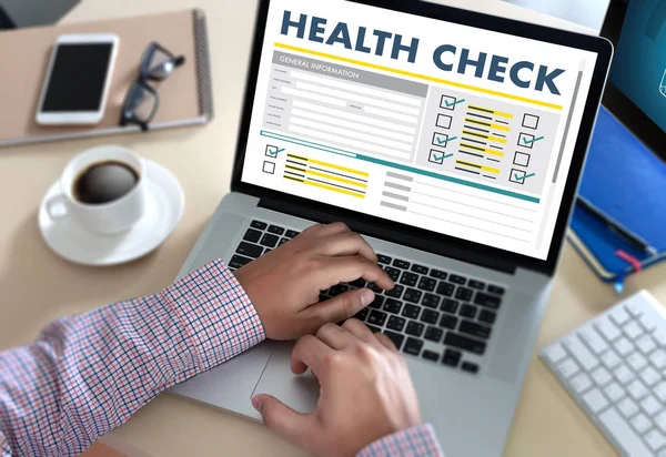 Digital HEALTH CHECK Concept trabalhando com interface de computador como — Fotografia de Stock