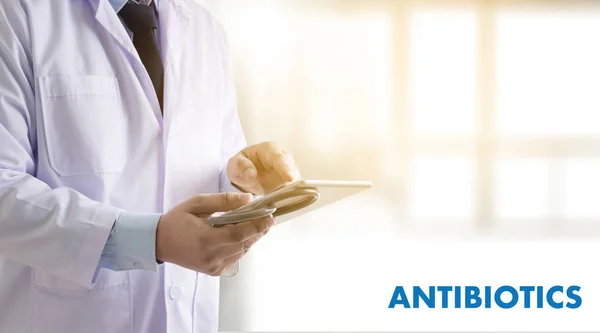 Antibióticos y Antibióticos - Medicamento de terapia mixta de diagnóstico impreso — Foto de Stock