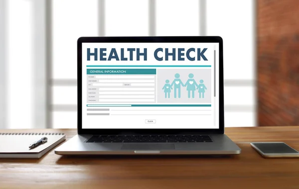 Digital HEALTH CHECK Concept trabalhando com interface de computador como — Fotografia de Stock