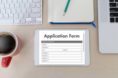dizüstü bilgisayar üzerinde çalışan iş adamı kullanın Online Web iş uygulamaları