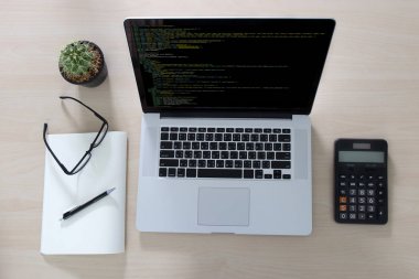 Geliştirici ekibi dizüstü bilgisayar mobil uygulama Softwa çalışıyor