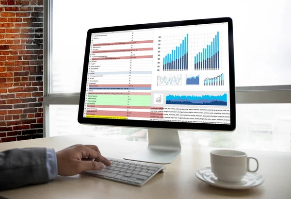 Informationsteknik affärsmän arbeta hårt Data Analytics — Stockfoto