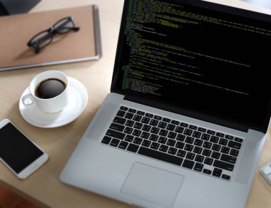 Geliştirici ekibi dizüstü bilgisayar mobil uygulama Softwa çalışıyor