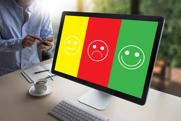 Hombre y mujer de negocios seleccionar feliz en la evaluación de la satisfacción ? — Foto de Stock