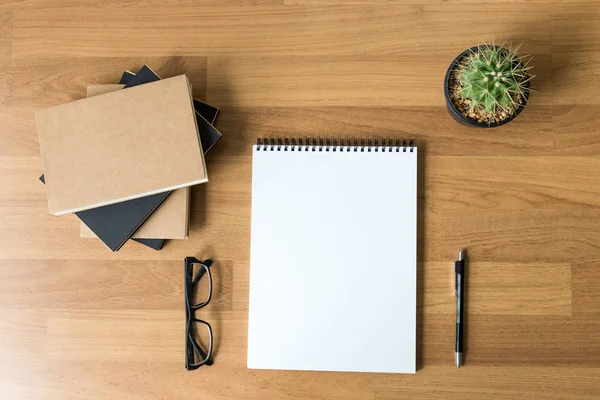 Boş katalog ve kitap, dergi, kitap kadar sahte ahşap backgrou