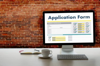 dizüstü bilgisayar üzerinde çalışan iş adamı kullanın Online Web iş uygulamaları