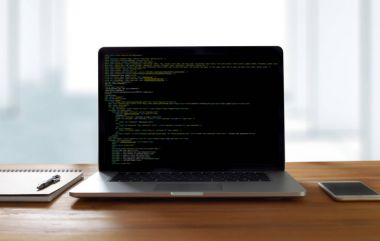 Geliştirici ekibi dizüstü bilgisayar mobil uygulama Softwa çalışıyor