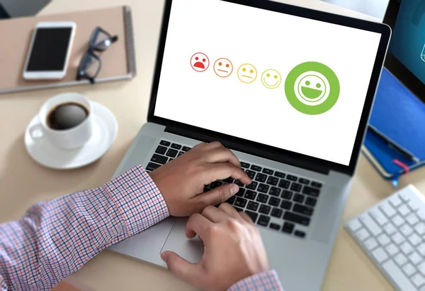 Presionando emoticono de la cara sonriente El objetivo de servicio al cliente Busine — Foto de Stock