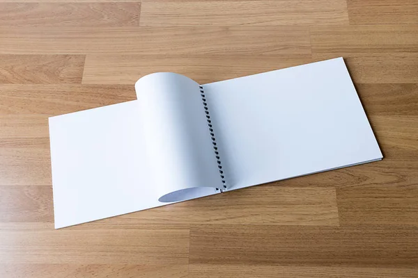 Catalogo e libro in bianco, riviste, libro modello su legno backgrou — Foto Stock