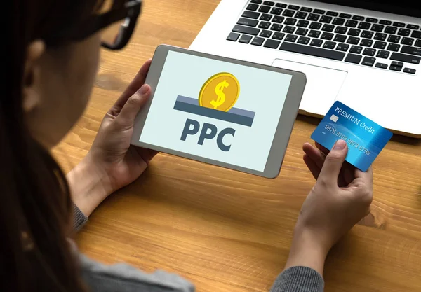 PPC - Concepto de pago por clic Concepto de trabajo del empresario —  Fotos de Stock