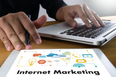 Çok iş adamı el çalışma ve şeylerin Internet (çok) kelime 