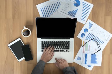 adam bilgisayarlarında çalışan iş. Üstten Görünüm