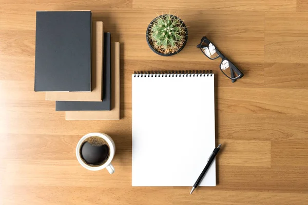 Boş katalog ve kitap, dergi, kitap kadar sahte ahşap backgrou