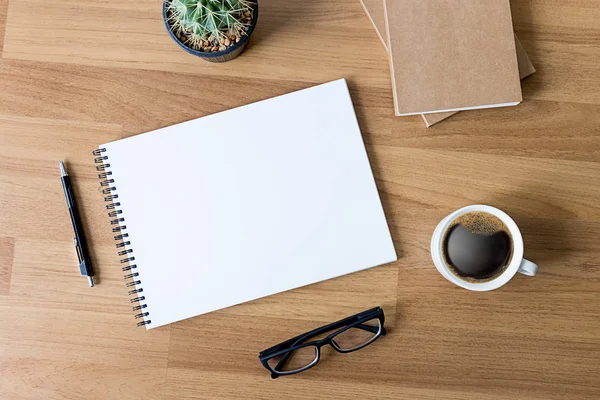 Boş katalog ve kitap, dergi, kitap kadar sahte ahşap backgrou