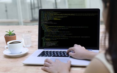 Geliştirici ekibi dizüstü bilgisayar mobil uygulama Softwa çalışıyor