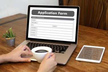 dizüstü bilgisayar üzerinde çalışan iş adamı kullanın Online Web iş uygulamaları