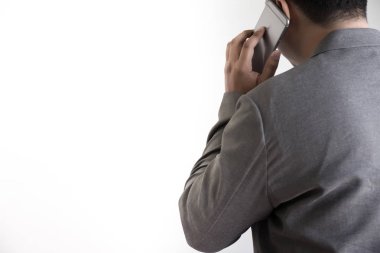 adam telefonu mutlu kullanabilir ve kahve ve beyaz arka plan ile gülümsemek 
