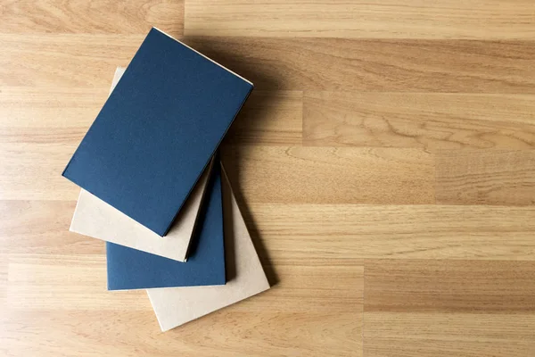 Catálogo y libro en blanco, revistas, maqueta de libros sobre fondo de madera — Foto de Stock