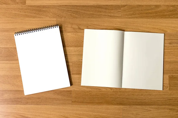 Boş katalog ve kitap, dergi, kitap kadar sahte ahşap backgrou