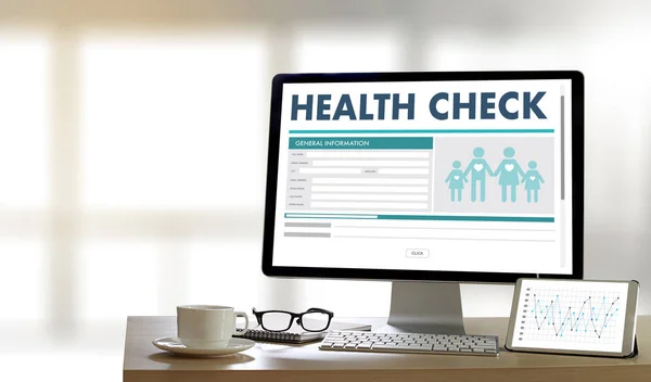 Digital HEALTH CHECK Concept trabalhando com interface de computador como — Fotografia de Stock