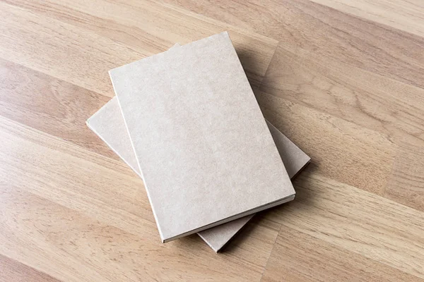 Catálogo e livro em branco, revistas, mock livro em backgrou de madeira — Fotografia de Stock