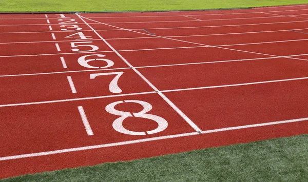 stadyumda şeritli kırmızı çalışan üzerinde gökyüzü koşmak alanı