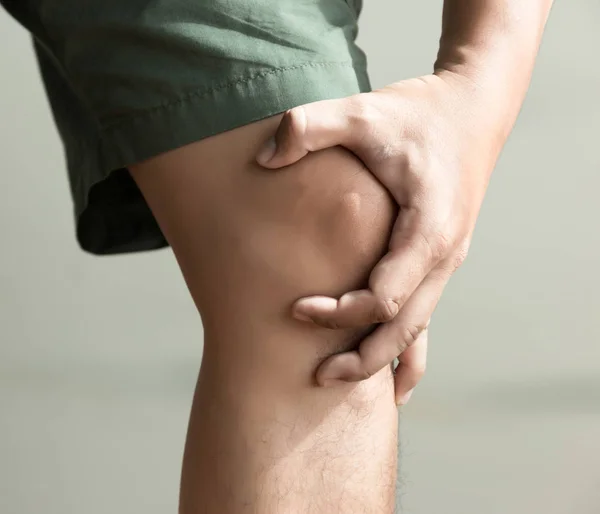 Der Knie-Mann hält sich mit Schmerzen in der Knie-Nahaufnahme zurück. die l — Stockfoto