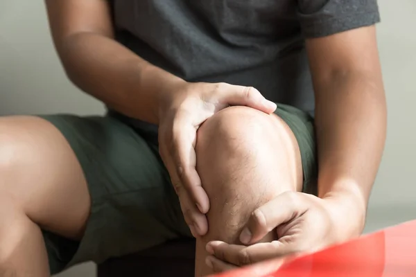 El hombre de la rodilla se aferra a sufrir dolor en la rodilla Primer plano. El... — Foto de Stock