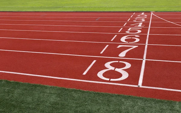 stadyumda şeritli kırmızı çalışan üzerinde gökyüzü koşmak alanı