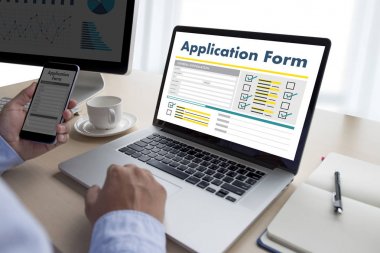 dizüstü bilgisayar üzerinde çalışan iş adamı kullanın Online Web iş uygulamaları