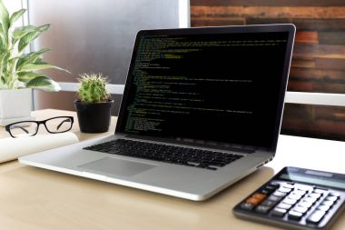 Geliştirici ekibi dizüstü bilgisayar mobil uygulama Softwa çalışıyor