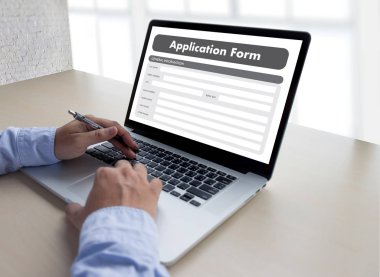 dizüstü bilgisayar üzerinde çalışan iş adamı kullanın Online Web iş uygulamaları