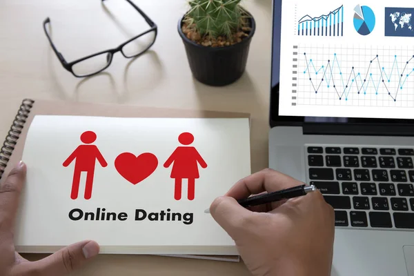 남자와 여자와 마음, 인터넷 다를 사랑 하는 온라인 데이트 경기 — 스톡 사진