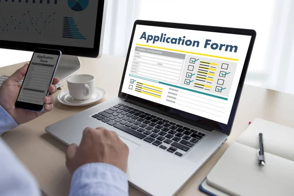 dizüstü bilgisayar üzerinde çalışan iş adamı kullanın Online Web iş uygulamaları