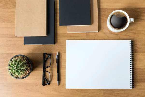 Boş katalog ve kitap, dergi, kitap kadar sahte ahşap backgrou