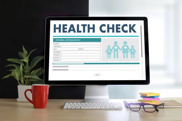 Digital HEALTH CHECK Concept trabalhando com interface de computador como — Fotografia de Stock