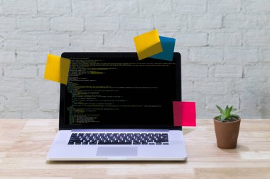 Geliştirici ekibi dizüstü bilgisayar mobil uygulama Softwa çalışıyor