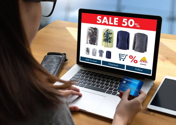 Online αγορές Προσθέστε στο καλάθι παραγγελίας το ηλεκτρονικό κατάστημα αγοράσετε ψηφιακή πώληση — Φωτογραφία Αρχείου