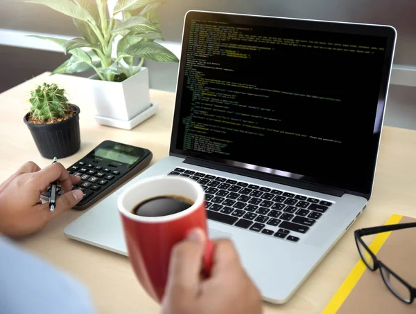 Geliştirici ekibi dizüstü bilgisayar mobil uygulama Softwa çalışıyor