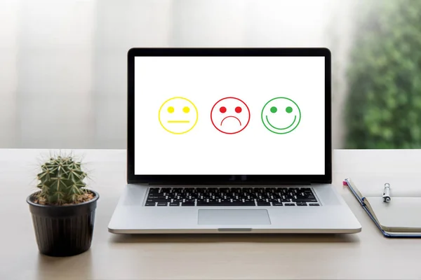 Geschäftsmann und -frau wählen glücklich nach Zufriedenheitsbewertung? — Stockfoto