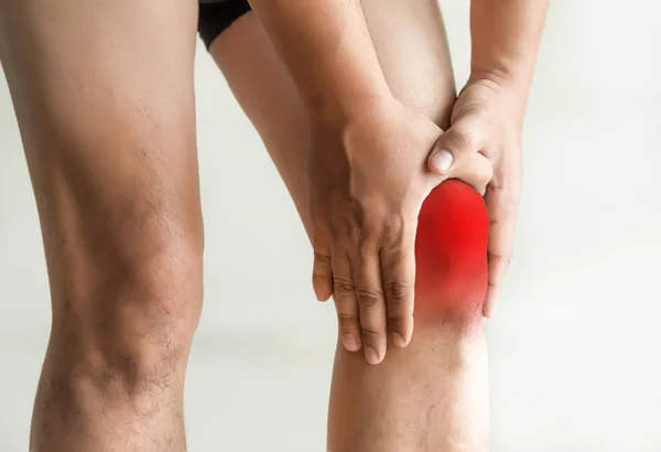Ο άνθρωπος γόνατο κρατά υποφέρουν από πόνο στο γόνατο κινηματογράφηση σε πρώτο πλάνο. Το l — Φωτογραφία Αρχείου